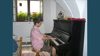 Maxi Khevenhüller am Klavier