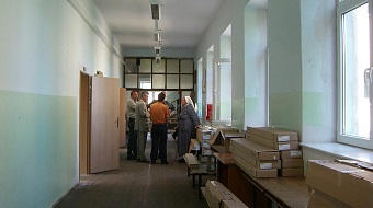 Die Schule wird modernst elektrifiert. 

Übrignes: 
Die HTL Villach, sowie die HTL Lastenstraße und Mössingerstraße in Klagenfurt waren insgesamt sieben Mal für Schwester Johannas Projekte im Kosovo unterwegs und haben diverse Schulen elektrifiziert. 

Eine Win-win Situation auf beiden Seiten: 
Der praktische Unterricht der einen, ermöglicht stabile elektrische Leitung für die anderen. :))