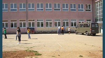 Diese Schule hat dank Schwester Johanna und Spendengeldern schon neue Fenster.

Im unteren Bereich der Wand ersichtlich, Einschusslöcher einer Hinrichtung von 32 jungenMännern aus der Gegend.