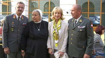 Hohes Militär und berühmte Gäste beim Sommerfest