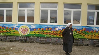 Das ist daraus geworden. 

Ein abnehmbares Wandbild. 

Aus den Vorschlägen der Jugendlichen wurde von Refki Gallopeni ein wunderschönes Bild geschaffen.