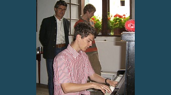 Der Nachfahre Maxi Khevenhüller am Klavier
