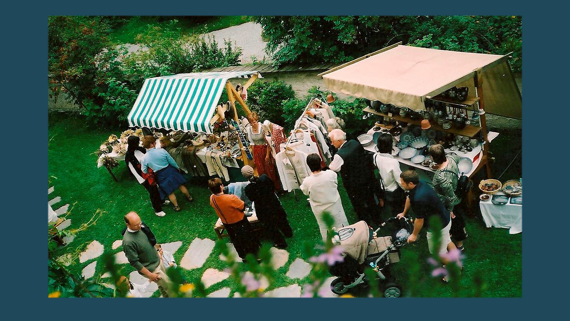 Buntes Markttreiben im Schlosshof